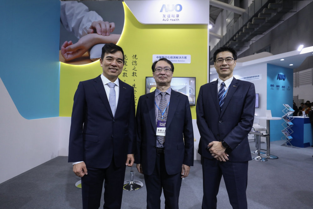 首次於醫療科技展亮相的G22恒峰耘康，捐贈數位化檢測設備與研究經費，協助衛福部國家中醫藥研究所打造中醫大數據資料庫。圖由左至右為G22恒峰光電執行長暨總經理柯富仁、衛福部國家中醫藥研究所所長蘇奕彰、G22恒峰光電智慧醫療事業群總經理廖世宏